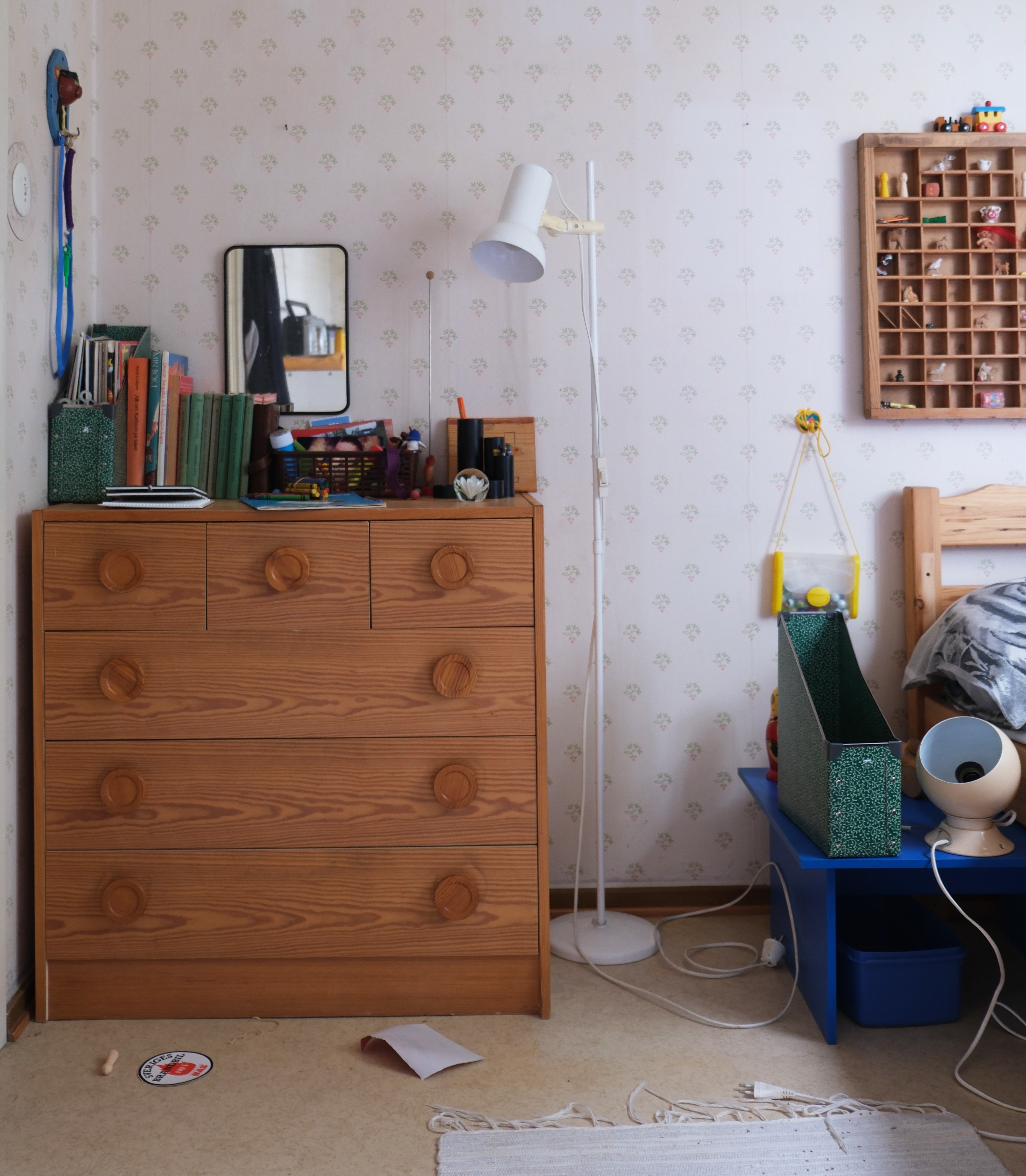 En byrå från 70-talet tillsammans med andra detaljer från 80-talet i ett sovrum. 