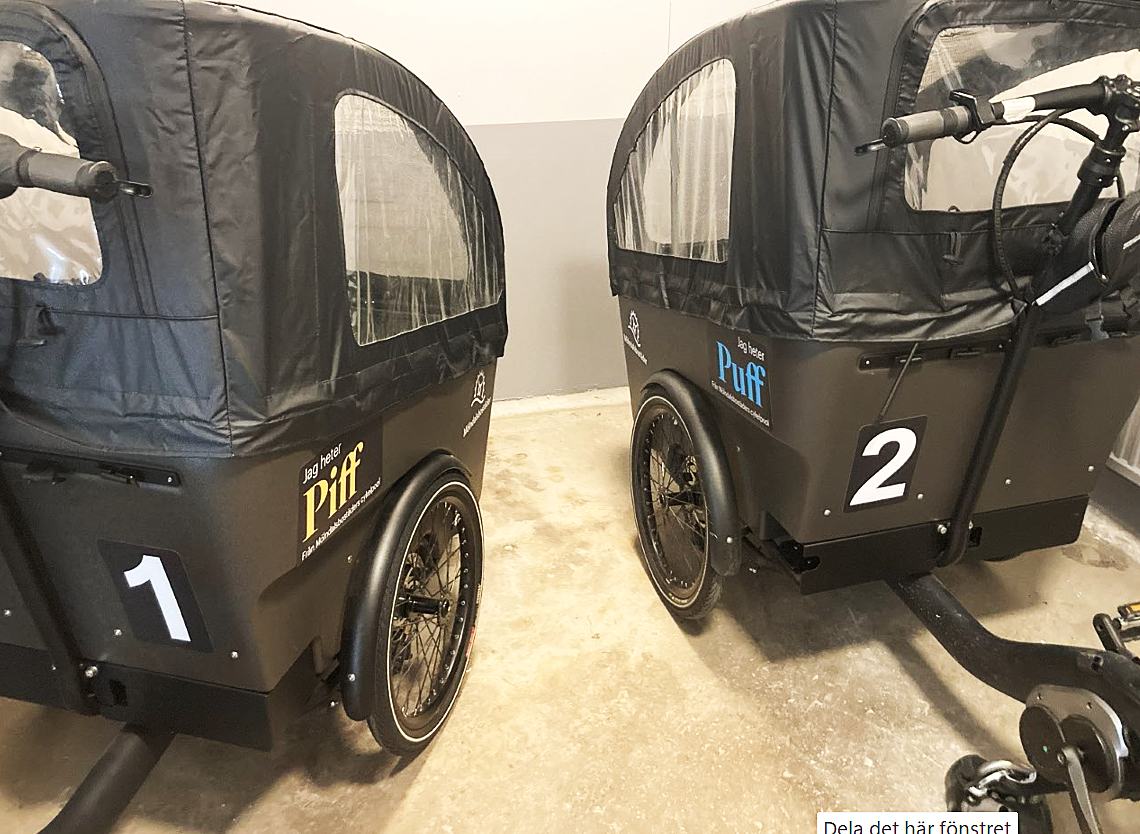 Två lastcyklar med namnen Piff och Puff markerade på sidorna av cyklarna. 