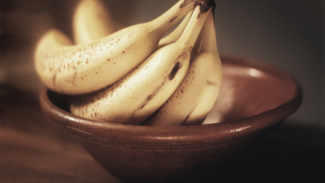 Mogna bananer i en brun skål