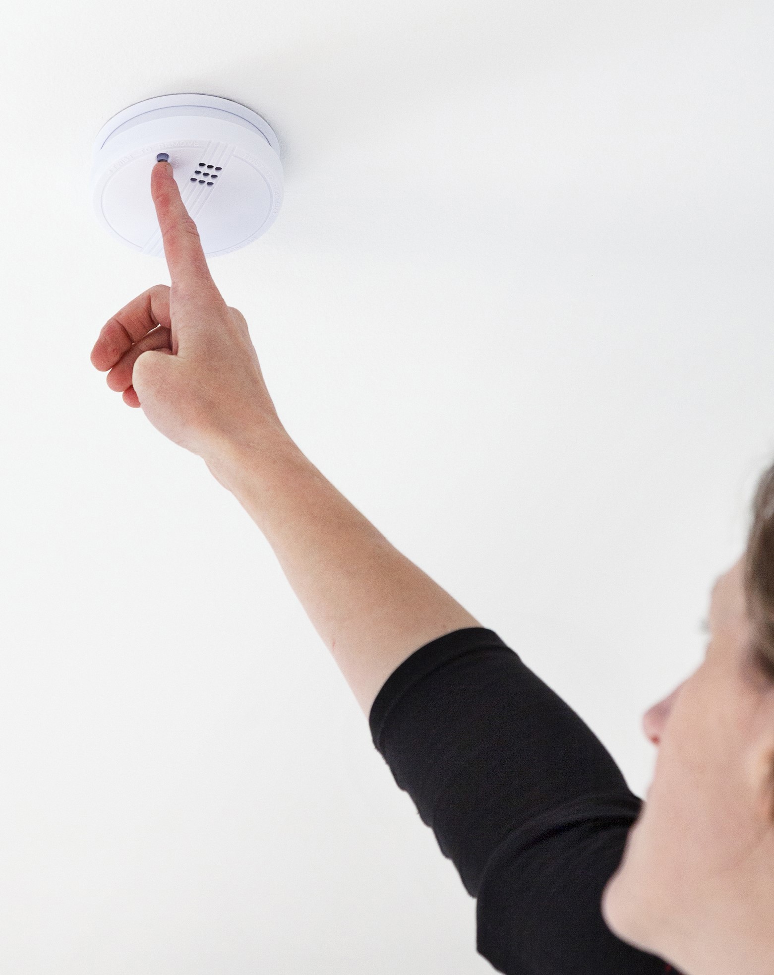 person testar brandvarnare