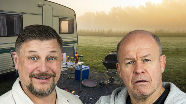 Två manliga skådespelare i förgrunden från Böla caming med en husvagn och grill i bakgrunden