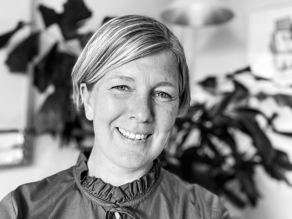 Porträtt på kvinna blond med kort hår. 